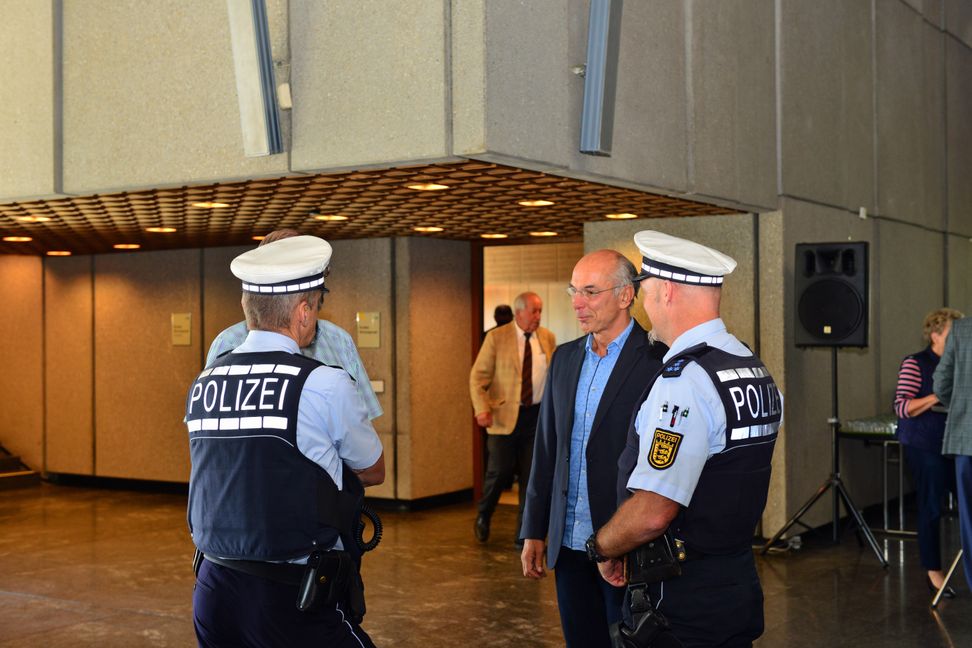 Wegen der Drohungen der ehemaligen OB-Kandidatin Fridi Miller steht Sindelfingens OB Dr. Bernd Vöhringer weiter unter Personenschutz. Im Sindelfinger Rathaus waren gestern auch Beamte des Polizeireviers Sindelfingen vor Ort.