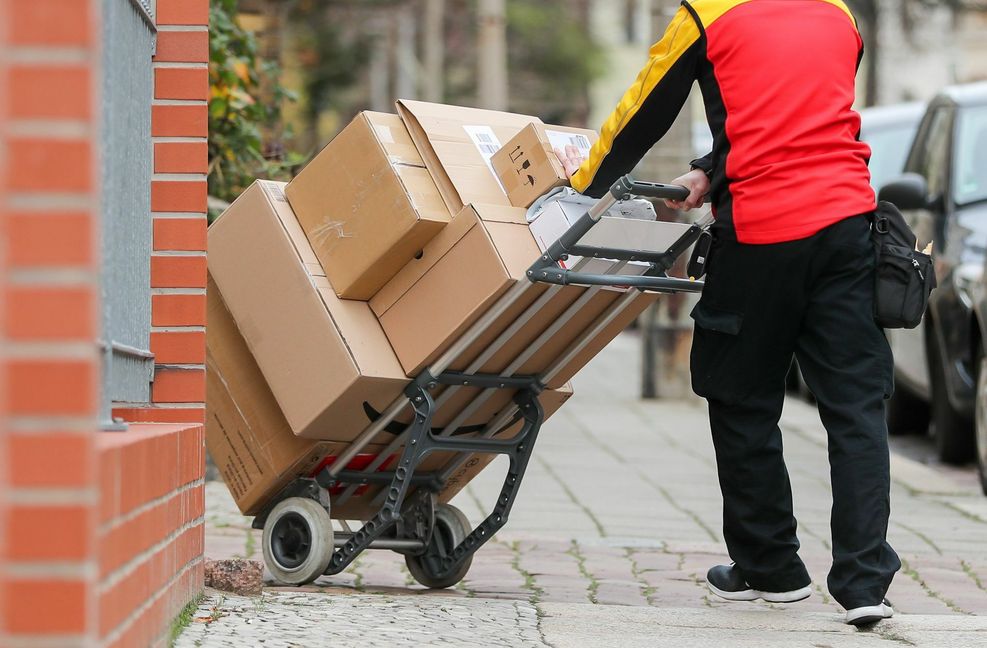 Das Gewicht der Pakete hängt nicht zwingend von ihrer Größe ab, müssen die Zusteller immer wieder schmerzhaft erfahren.
Foto: dpa/Jan Woitas