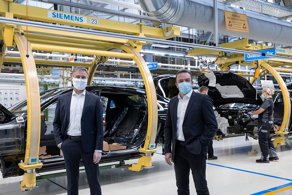 Ergun Lümali (rechts) mit dem Standortverantwortlichen Michael Bauer nach dem Wiederanlauf des Mercedes-Werks Ende April.  Bild: z