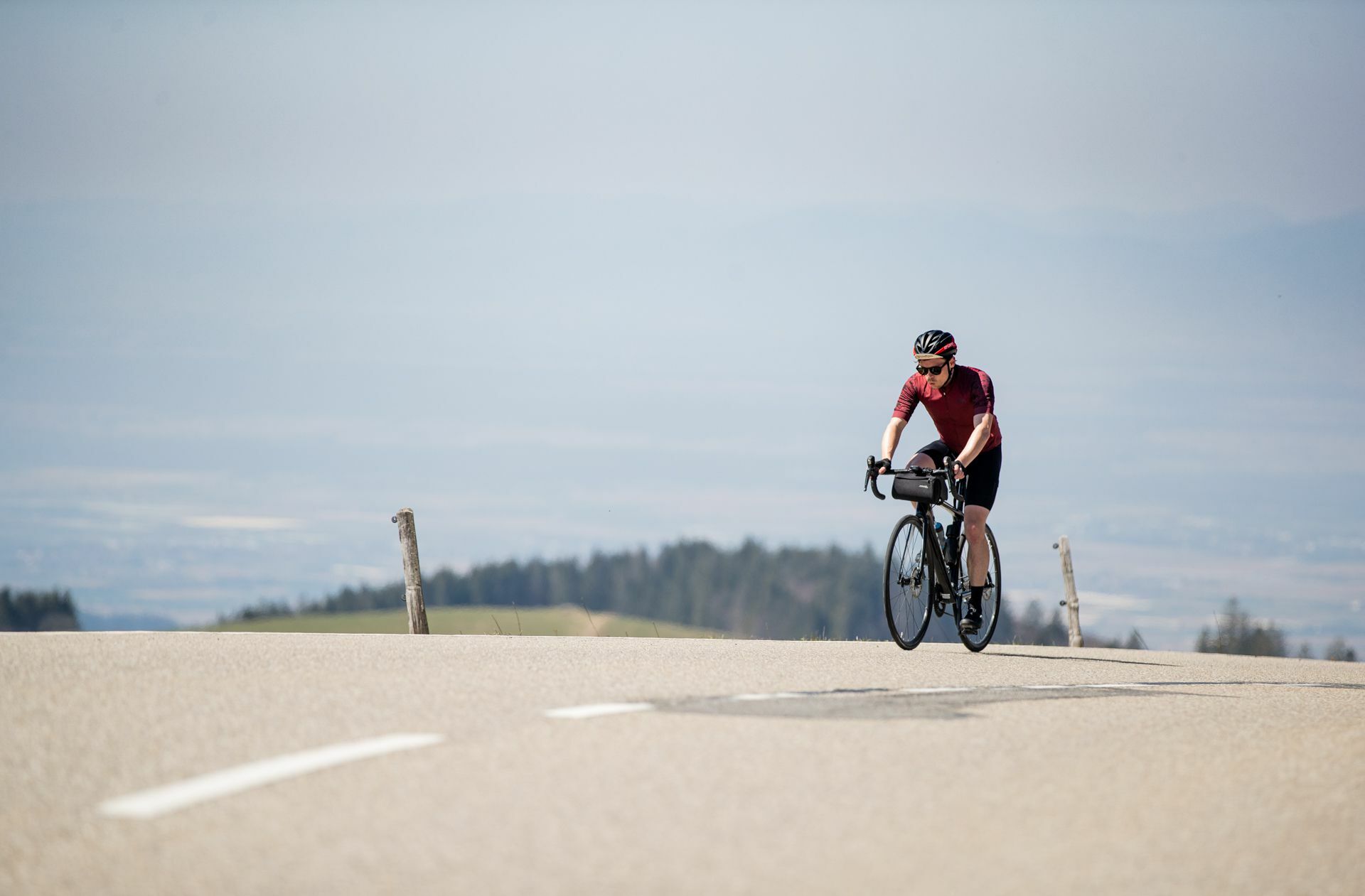 Die Tour, ein sogenanntes Brevet, führt kreuz und quer durch den Kreis Breisgau-Hochschwarzwald. Steile Berge hinauf und  hinunter. Es kommt nicht darauf an, Erster zu sein. Allein das Ankommen innerhalb des Zeitlimits zählt. Foto: Rémy Vroonen