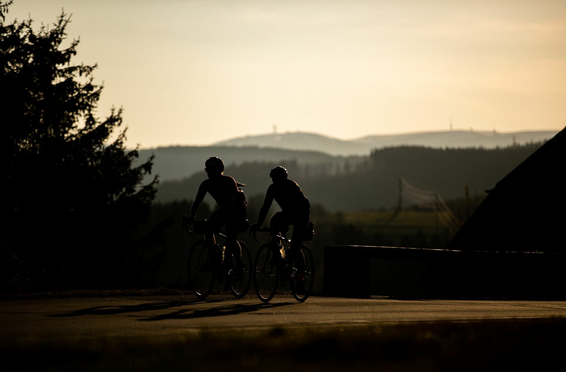 In Unadingen ist es stockdunkel. Ein paar Hundert Meter vor uns fahren drei rote Lichter. Ihr Anblick beruhigt mich. Es sind Randonneure auf dem Heimweg, genau wie wir, und ich habe keinen Zweifel mehr, dass ich das Brevet zu Ende fahren werde. Foto: Rémy Vroonen