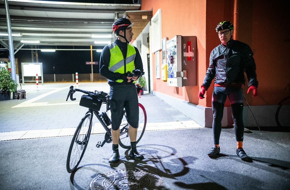 Um fünf vor zwölf sind wir am Ziel in Freiburg. Ich habe es tatsächlich geschafft. 310 Kilometer in gut 17 Stunden. Doch ich bin so müde und mein Körper ist so leer, dass ich mich gar nicht freuen kann. Gerald sagt: „War schön. Ich muss ins Bett.“ Foto: Rémy Vroonen