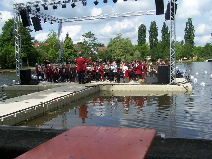 Die Wasermusik ist zurück: Am Sindelfinger Klostersee erklingt von Freitag bis Sonntag Musik auf einer schwimmenden Bühne. Bild: Archiv