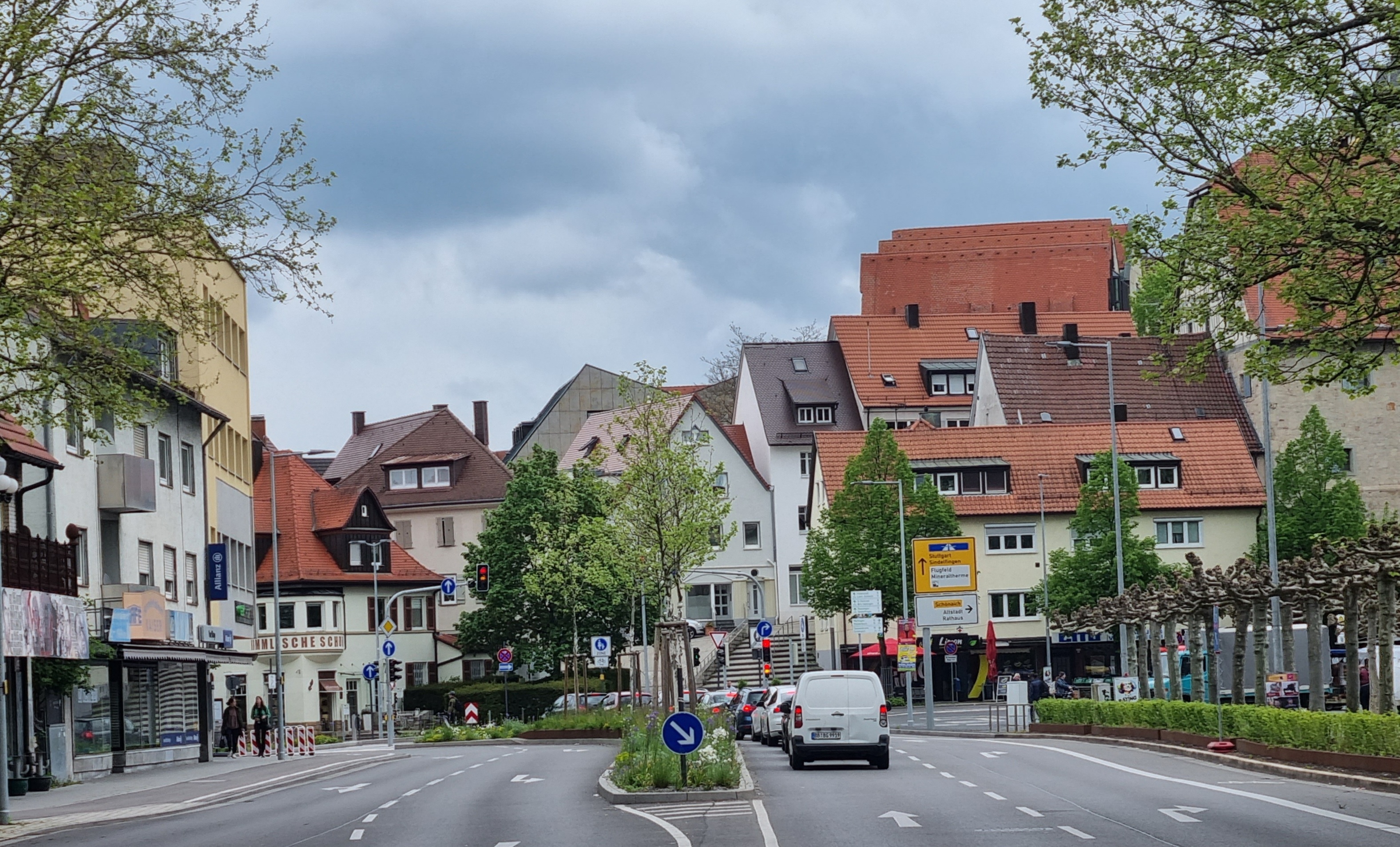 In Richtung Elbenplatz stehen in der Herrenberger Straße jetzt Bäume, die für Beschattung sorgen sollen. Auch an anderen Stellen wie in der Karlstraße plant die Stadt Baumpflanzungen. Die Innenstadt soll damit an heißen Sommertagen heruntergekühlt werden.  Bild: Hamann
