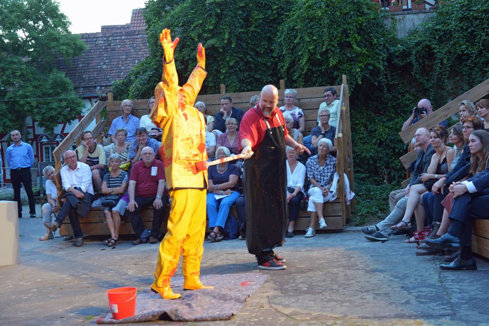 Sarah Kupke und Ingo Sika spielen im Serenadenhof eine Folterszene des Biennale-Theaterstücks 2017 über die Hexenverfolgung. Bild: Stampe/A