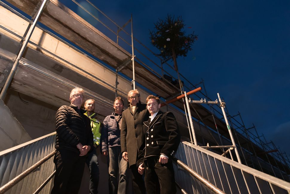 Architekt Robert Schedl,  Dan Häring und Ulrich Schäfer vom Ehninger Bauamt, Bürgermeister Claus Ungr und  Dachdecker Thorsten Walz beim Richtfest für den Neubau in der Herrenberger Straße.