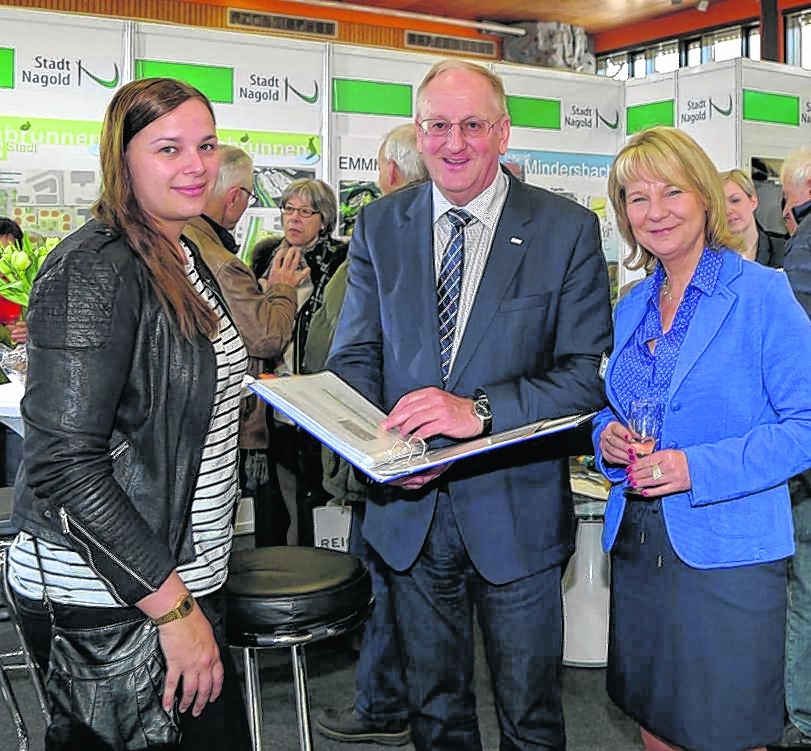 Oberbürgermeister Jürgen Großmann schlüpfte am städtischen Stand bei der Nagolder Immo-Messe auch mal in die Rolle des Immobilienberaters. Rechts Andrea Hiddemann von der Röhm-Mediengruppe. Bild: Priestersbach