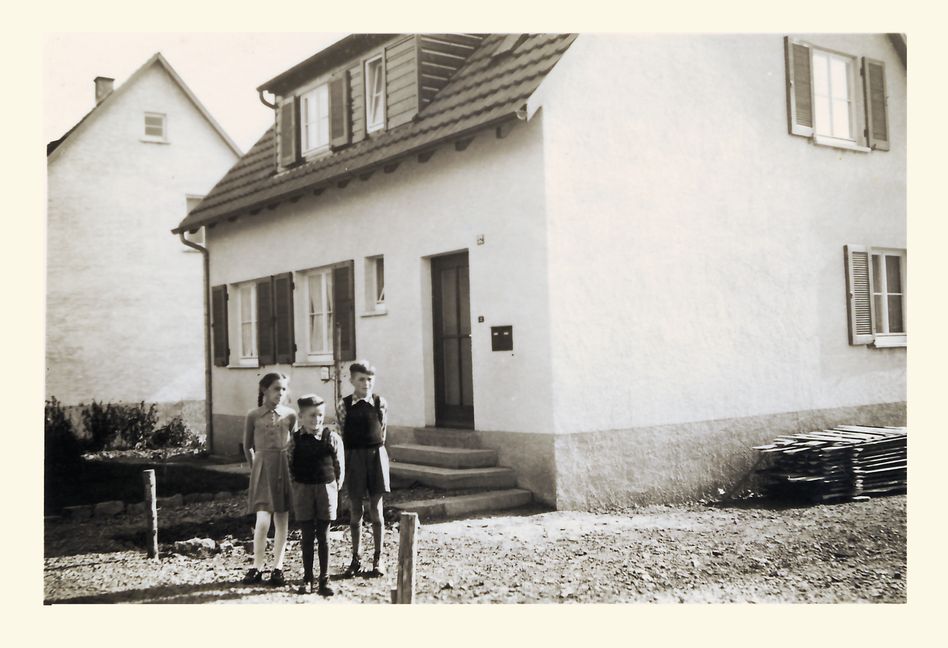 Die Geschwister Gerold vor ihrem Elternhaus in der Sonnenberg-Siedlung:  Irmtraud, Dieter und Günther (von links). Bild: z