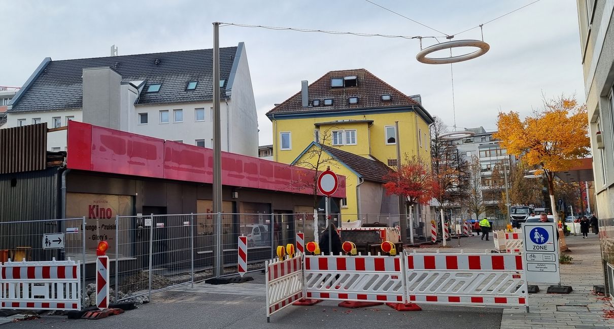Die Abrissarbeiten an der Ecke Wilhelmstraße/Bahnhofstraße haben begonnen: Drei in die Jahre gekommene Gebäude müssen weichen, um Platz für ein so genanntes Boardinghouse zu machen. Bild: Hamann