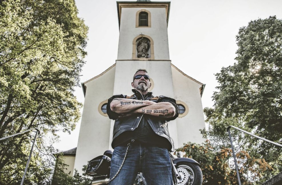 Oliver Bodrogi, Chef der  Newborn Bikers, vor seiner Yamaha und seiner Michaelskapelle bei Untergrombach
 Foto: /Andreas Reiner