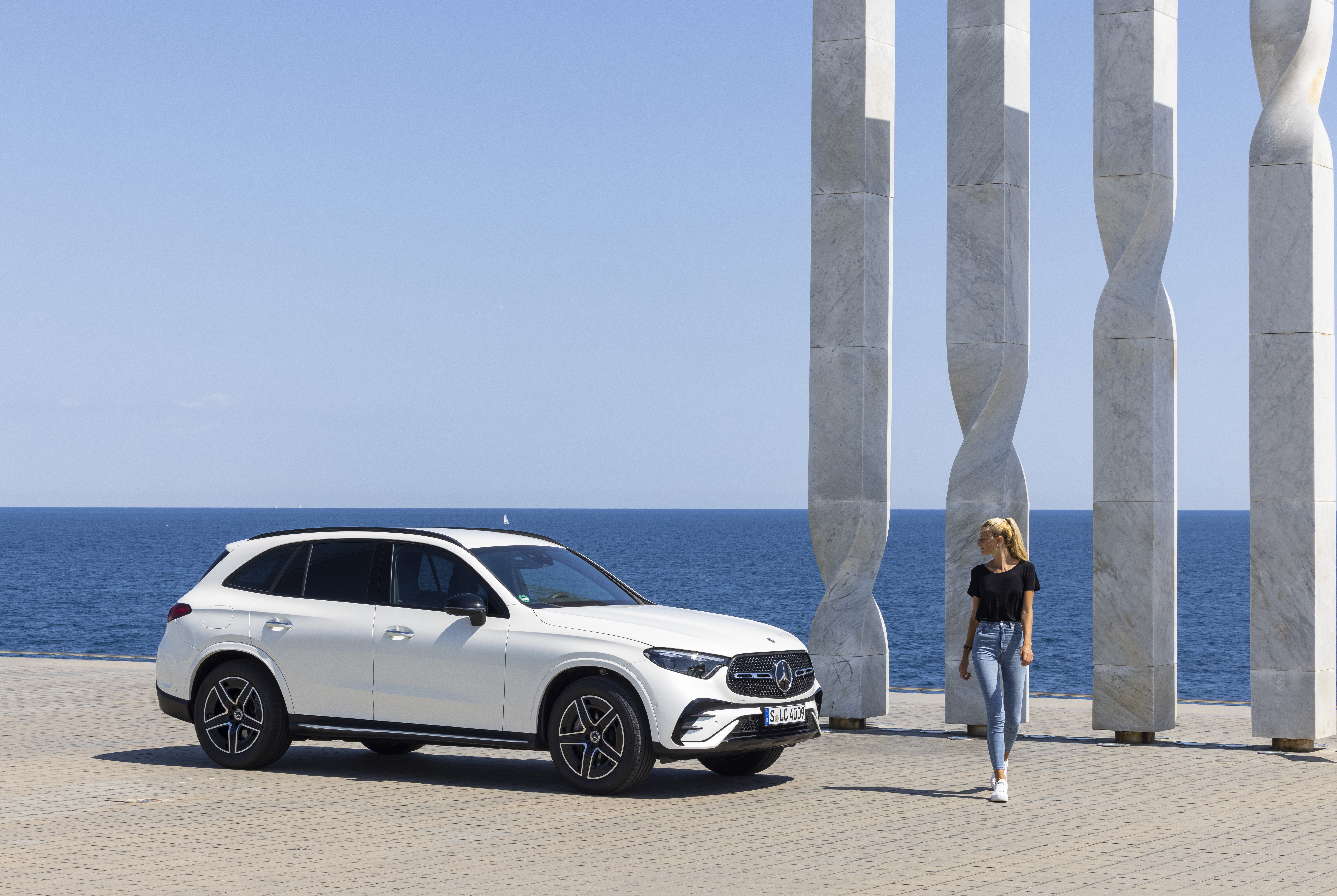 Mercedes-Benz GLC 220 d 4MATIC (Krafstoffverbrauch kombiniert (WLTP): 5,9-5,2 l/100 km, CO2-Emissionen kombiniert (WLTP): 155-136 g/km); Exterieur: MANUFAKTUR diamantweiß bright, AMG Line; Interieur: Leder zweifarbig powerrot/schwarz, AMG Line // Mercedes-Benz GLC 220 d 4MATIC (combined fuel comsumption (WLTP): 5.9-5.2 l/100 km, combined CO2 emissions: 155-136 g/km); exterior: MANUFAKTUR diamond white bright, AMG Line; interior: two-tone leather power red/black, AMG Line