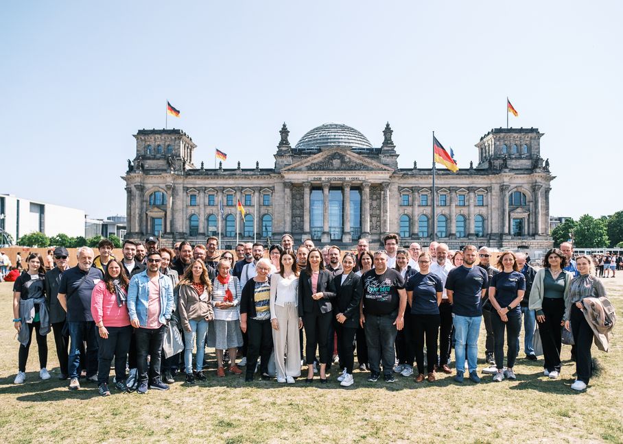 Jasmina Hostert (Mitte) mit ihren Gästen aus dem Kreis Böblingen vor dem Reichstag in Berlin. Bild: z