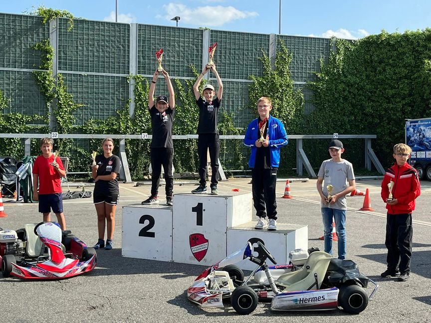 Hoch mit dem Pokal: Florian Fromme gewinnt in Klasse 3 vor seinem Holzgerlinger Teamkollegen Ben Marquart (liks). Dritter wied der Böblinger Paul Lange. Bild: z