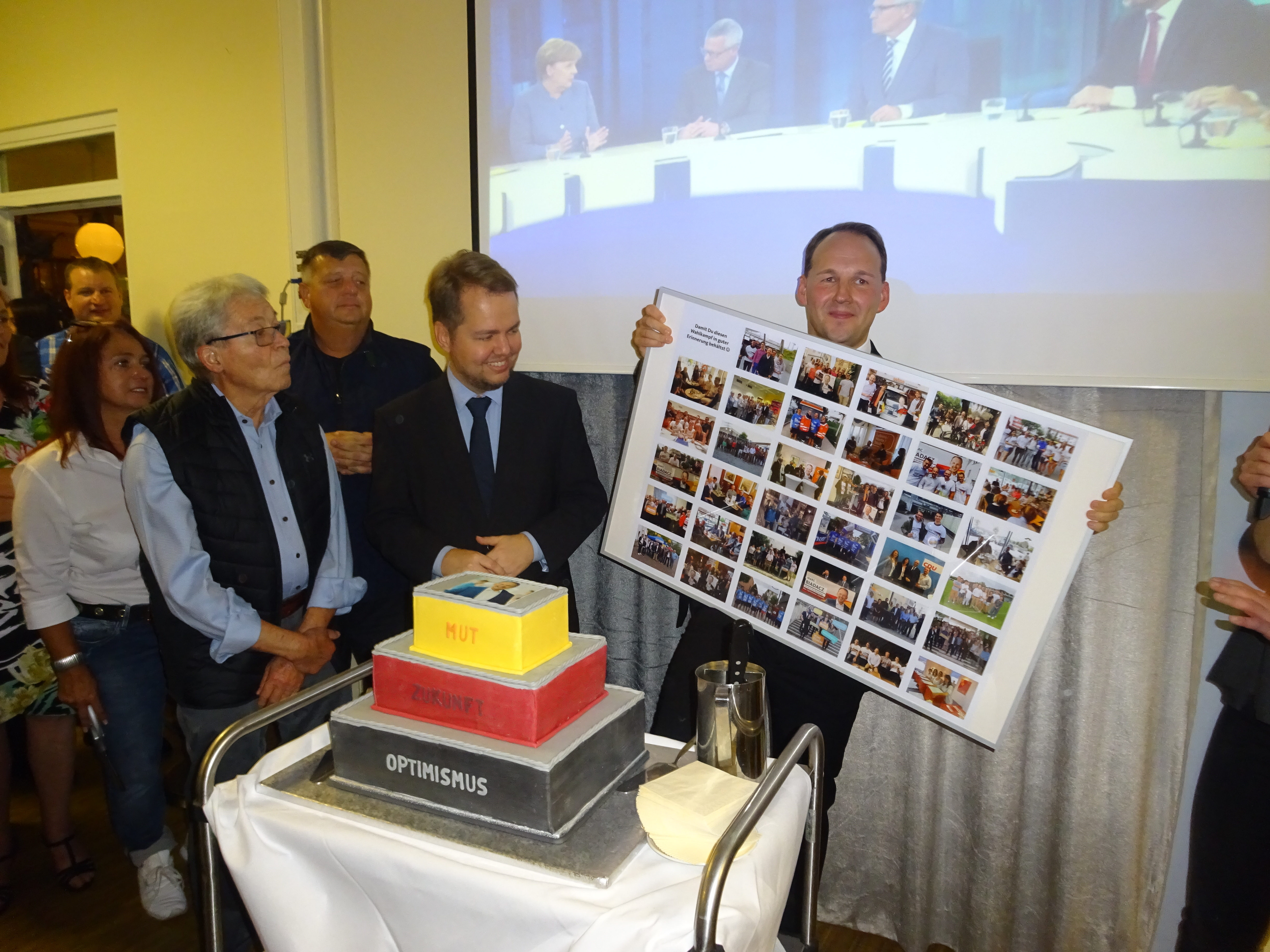 Der neue Böblinger Bundestagsabgeordnete heißt Marc Biadacz (rechts). Nach dem feststehenden Erfolg gab es von seinem Wahlkampfteam am Sonntagabend um kurz nach acht Uhr eine dreistöckige Torte und gesammelte Erinnerungsbilder (Bild: Bilaniuk).