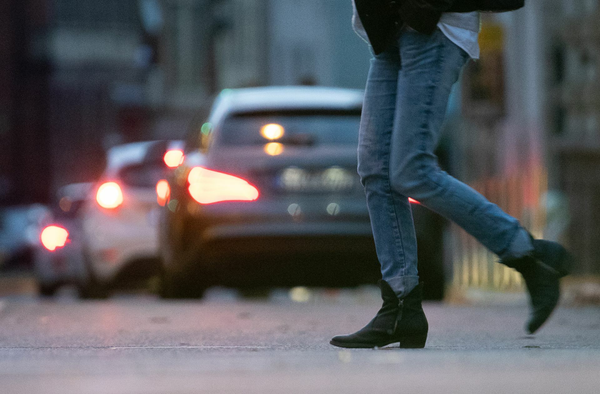 E-Auto oder Verbrenner? Fußgänger reagieren unterschiedlich auf die verschiedenen Antriebsarten.