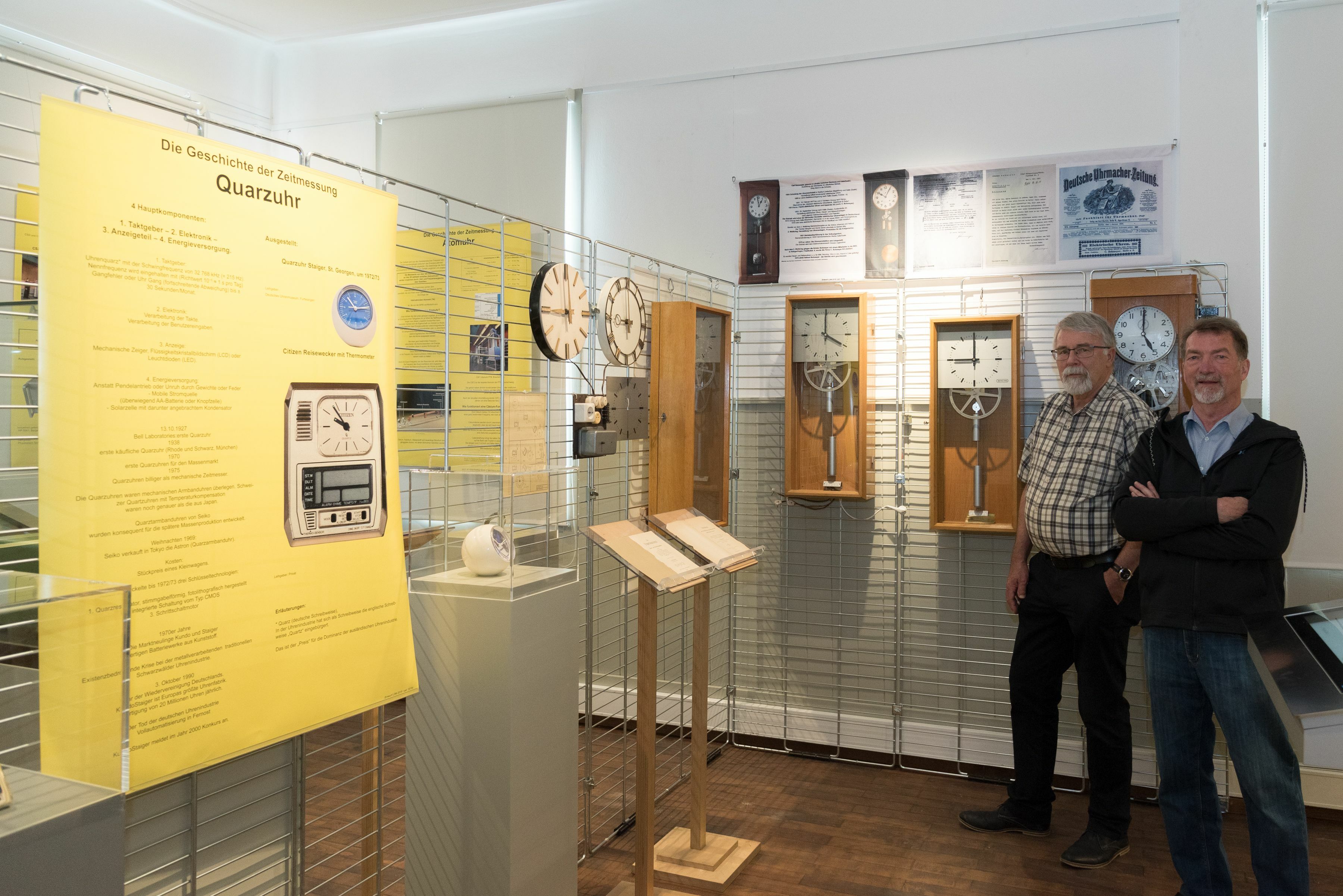 Bohmeyeruhren aus Holzgerlinger Produktion haben es  Geschäftsführer des Heimatmuseums Peter Görke und Kurator Heinz Lüdemann besonders angetan. Bild: Nüßle
