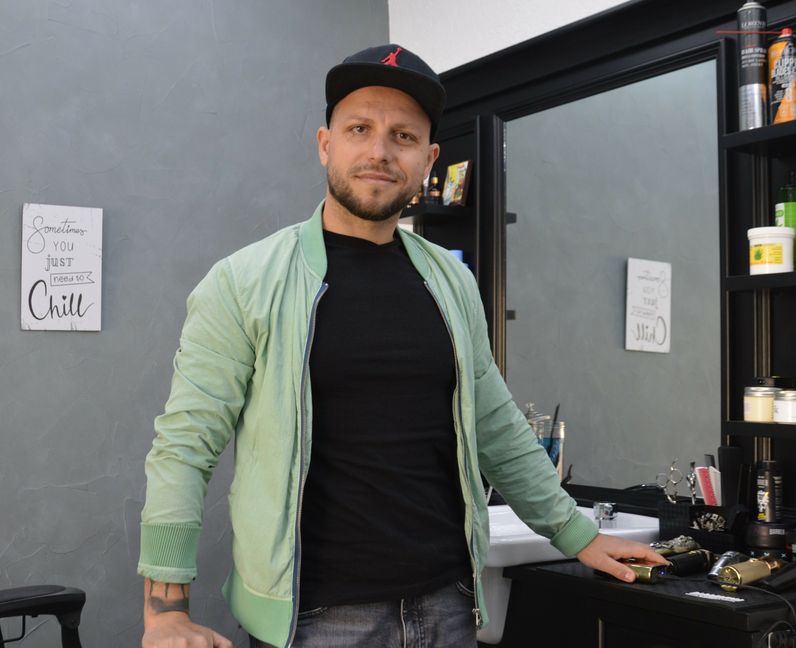 Fünf Kunden am Tag bei "Barber Fit" und Victor Drinceanu.       Bild: Greck