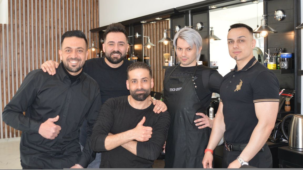 Nicht nur Bart bei "Haar & Kamm": Abdul Mhanna, Sencer Badaloglu , Ahmad Hajjaj, Hasan Tank und Rezak Bescevic  (von links).        Bild: Greck
