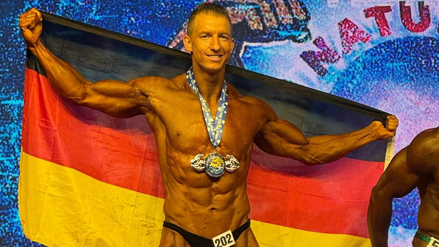 Christian Kellenberger hält in Rumänien die deutsche Fahne hoch und ist jetzt Vize-Mister Universum.Bild: Z