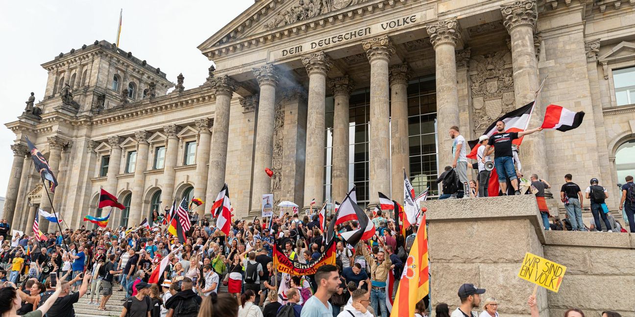Demonstranten auf den Treppen des Reichstagsgebäudes in Berlin.