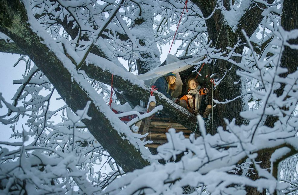 Winterdienst im Ravensburger Baumhaus. Samuel Bosch (links) und Emma Junker müssen ganz schön auf die Zähne beißen. Foto: Gottfried Stoppel