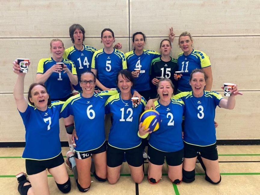 Das Meisterteam von Georgii Allianz mit  Spielführerin Tine Höschele (Nummer 4), der Sindelfinger Claudia Stängle (Nummer 12)und den beiden Böblingerinnen Gisela Belgendus (Nummer 2) und Susann Herrmann (Nummer 3). Bild: z