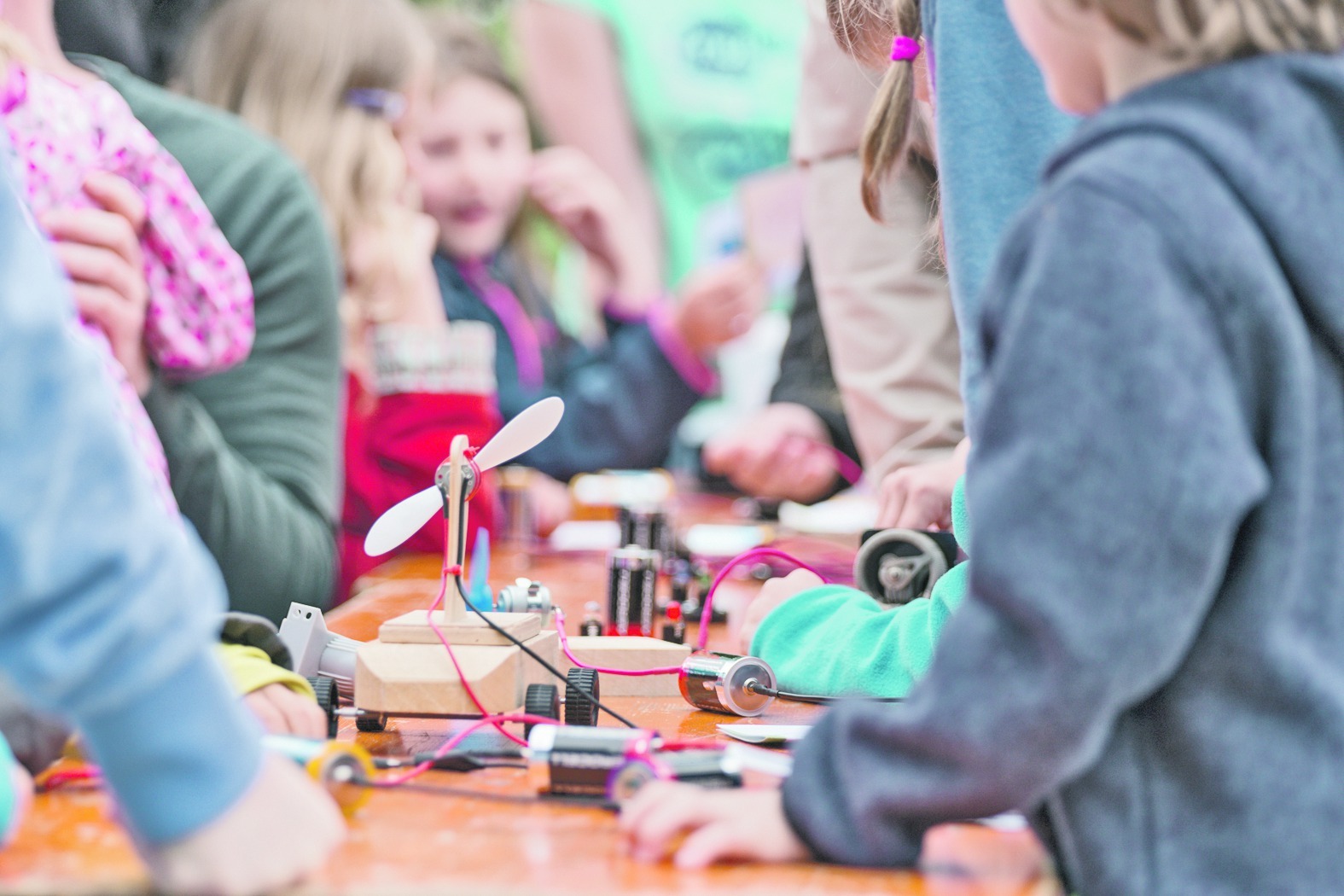 Junge Tüftler mit Interesse an Technik, Naturwissenschaften, Mathematik und Informatik können am Wettbewerb mitmachen. Bild: Andreas Gruhl/Adobe Stock
