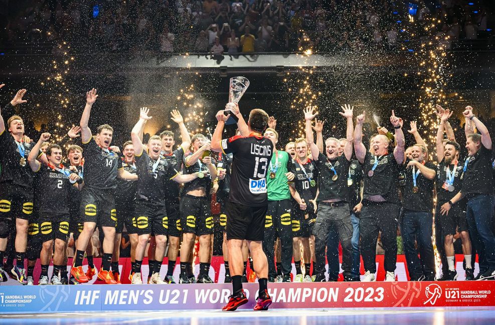 Die deutschen U-21-Handballer feiern den WM-Titel.