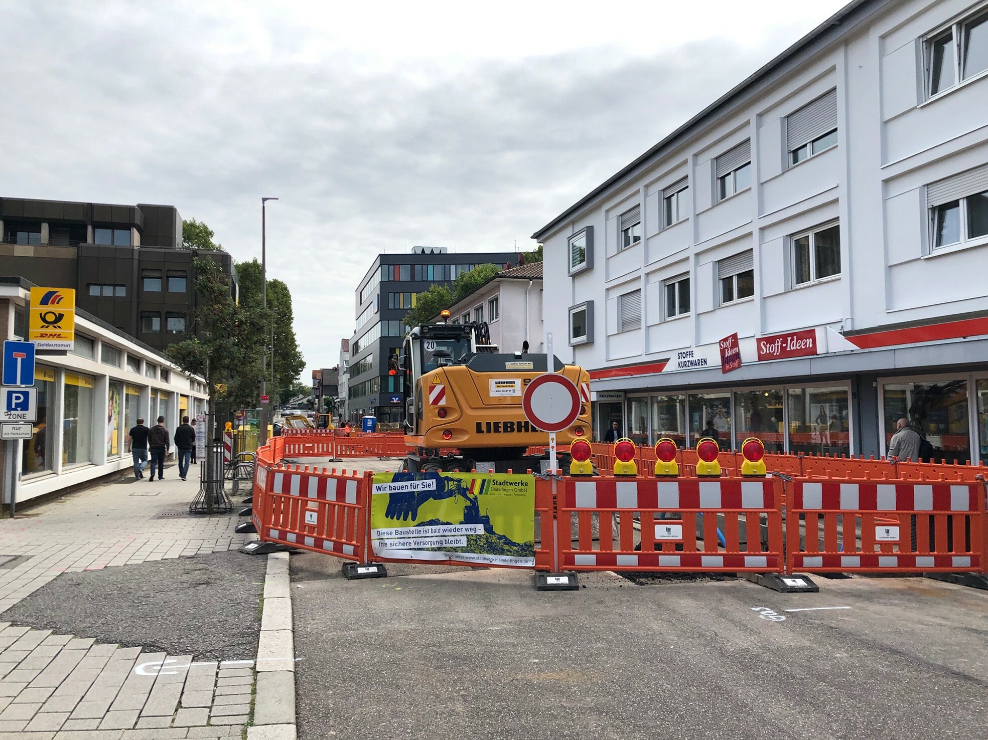 Wegen einer großen Baustelle der Stadtwerke ist die Gartenstraße zur Zeit zwischen der Mercedesstraße und der Unteren Torgasse gesperrt.  Bild: jha