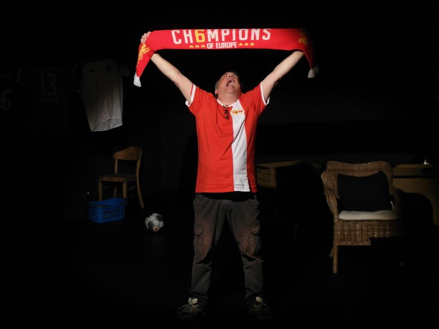 Im von Elke Spitzer geschriebenen neuen Stück der Theater Szene 03 erschließt sich Karsten Spitzer als fanatischer Fußball-Fan Goethes Faust über Sport-Metaphern. Bild: Staber