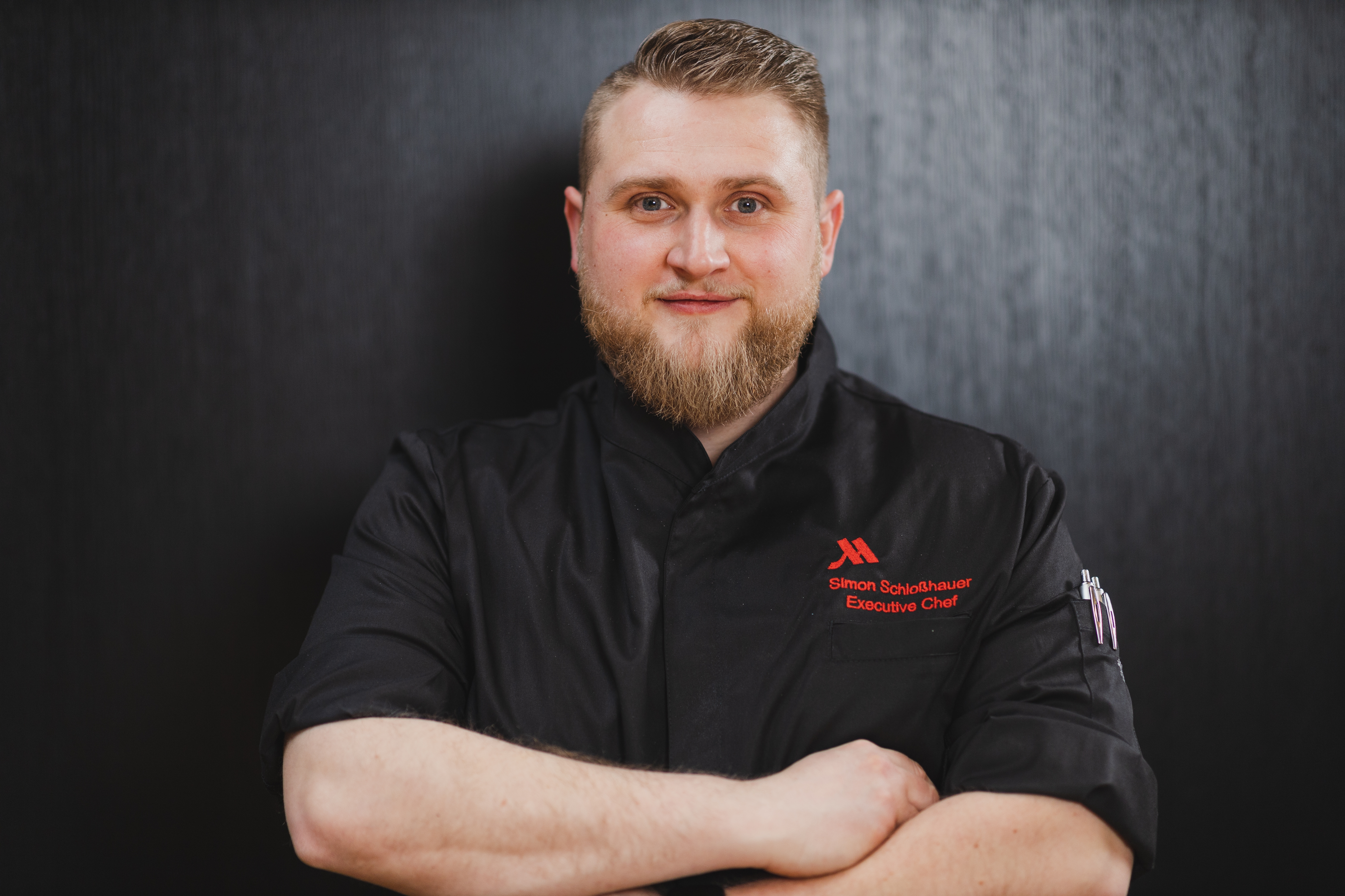 Hat seine Premiere  beim Schlemmermarkt: Simon Schloßhauer, Küchenchef im  Sindelfinger  Marriott-Hotel. 
Bild: Knoblauch