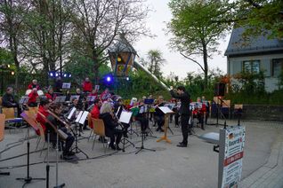 Auf dem Vorplatz der Festhalle in Maichingen gab es am Samstag ein dreistündiges Open-Air-Blaskonzert. Bild: Dettenmeyer