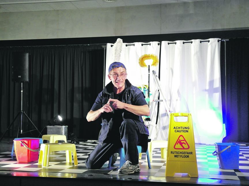 Stefan Becker aus Kassel präsentiert das Stück Metamorphosen, in dem Ovids Mythologie aus der Sicht eines Putzmanns auf die Bühne kommt. Bild: Staber