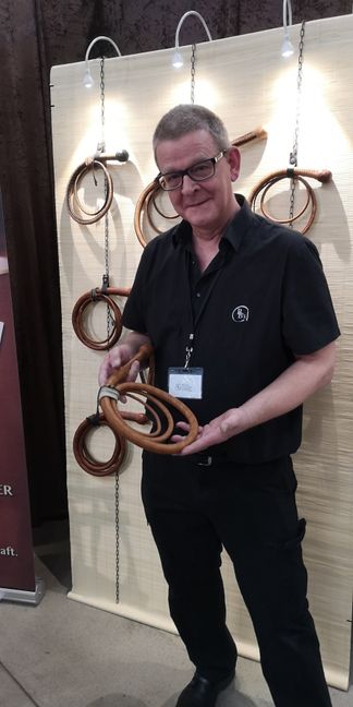 Peitschenmacher Bruno Berchtold präsentierte auf der Obscene sein Handwerk. Bild: Groß
