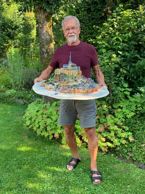 Hier zeigt Helmut Schmidt sein Kartonmodell der bretonischen Abtei Mont St. Michel. Bild: Holzapfel