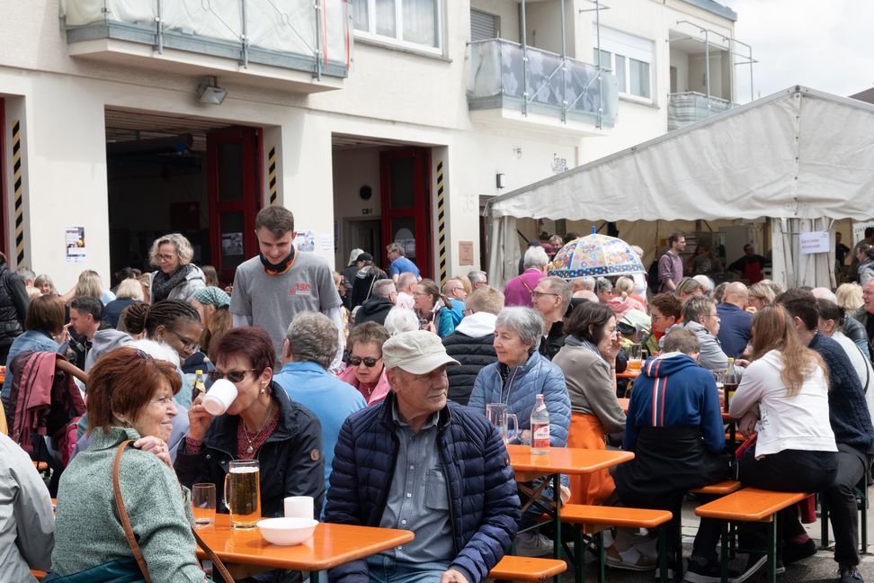 Trotz wechselhaftem Wetter war die Muttertagshocketse gut besucht. Bild: Nüßle