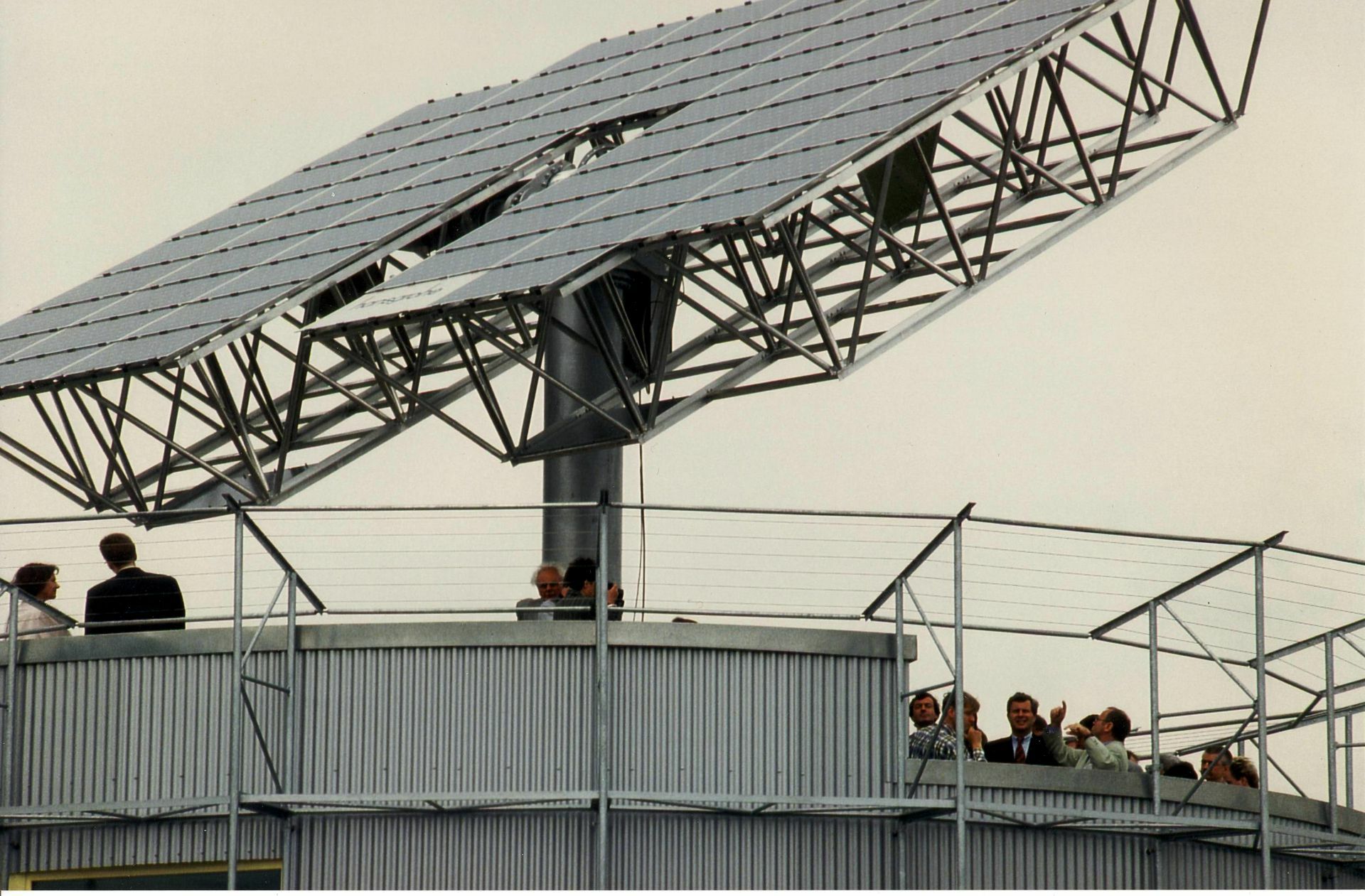 Das Solarpanel auf dem Dach ist zweiachsig in alle Richtungen zu bewegen. Damit kann die volle Sonnenstromausbeute geerntet werden.
