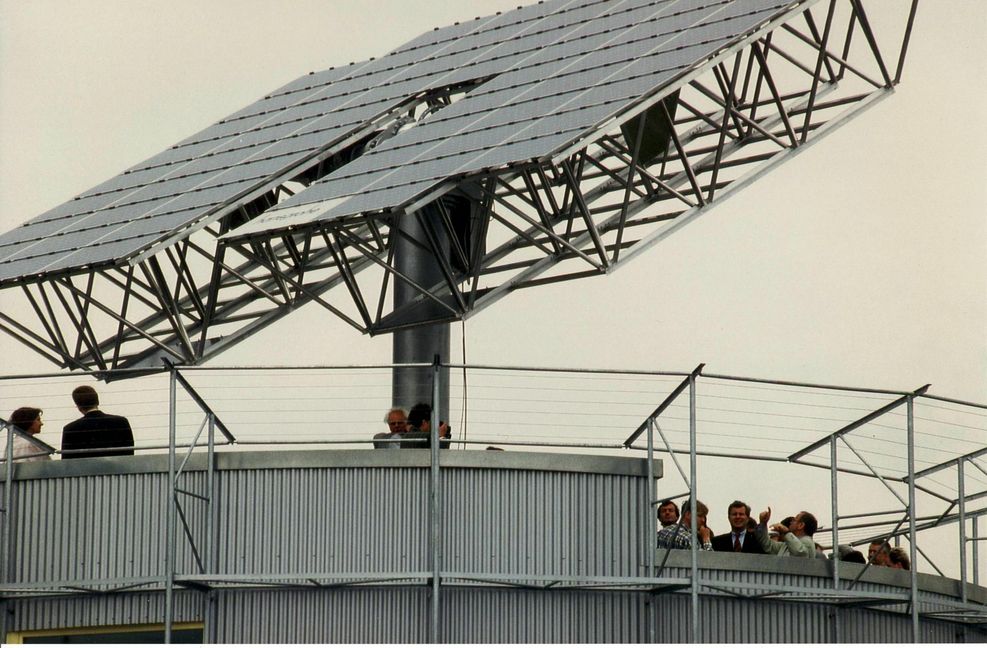 Das Solarpanel auf dem Dach ist zweiachsig in alle Richtungen zu bewegen. Damit kann die volle Sonnenstromausbeute geerntet werden.