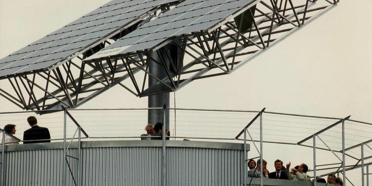 Das Solarpanel auf dem Dach ist zweiachsig in alle Richtungen zu bewegen. Damit kann die volle Sonnenstromausbeute geerntet werden.