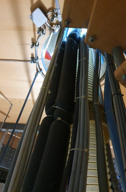 In der Mitte des Bauwerks verlaufen die Versorgungsleitungen. Es handelt sich um Schläuche, wie sie etwa beim Melken verwendet werden.