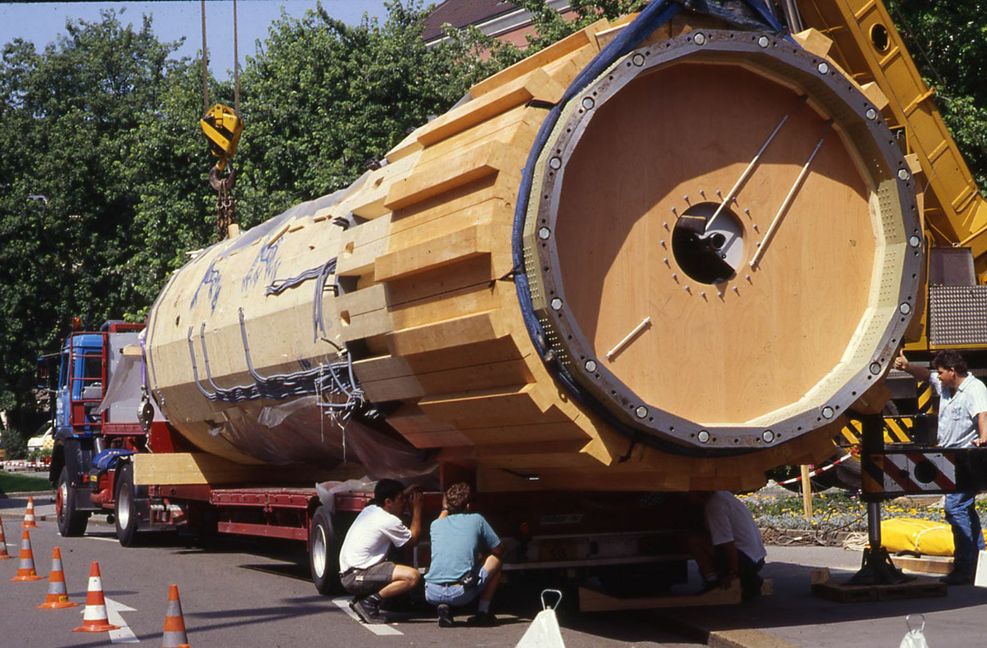 Die tragende Holzröhre mit der Wendeltreppe musste mit einem Schwertransporter angeliefert werden.