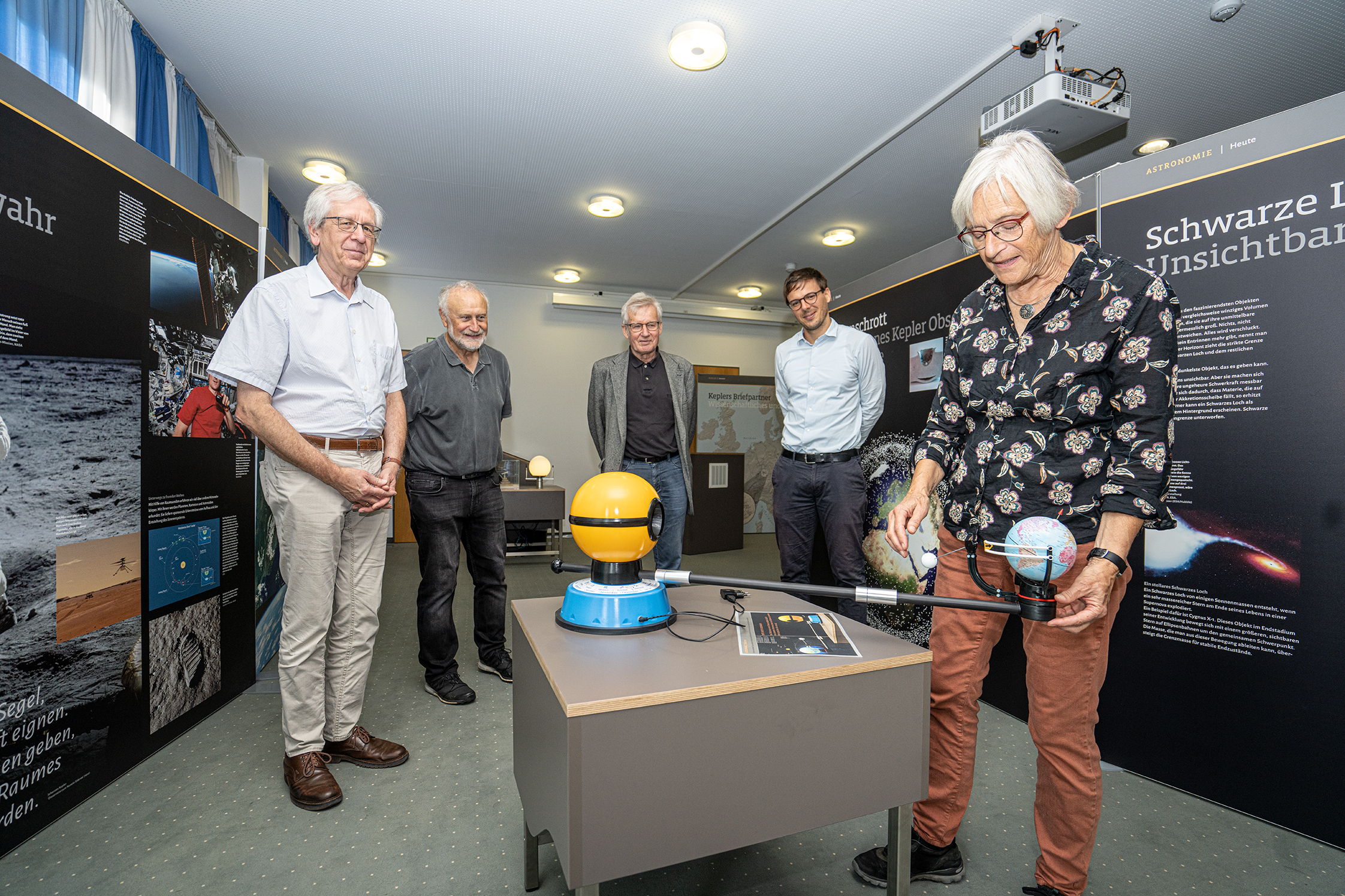In der Kepler-Jubiläumsausstellung in Weil der Stadt (von links) hinter einem Modell, dass die große Sonne im Verhältnis zur kleinen Erde zeigt: Klaus Werner von der Uni Tübingen, Vorsitzender der Kepler-Gesellschaft, sein Vereinsstellvertreter Wolfgang Pleithner, Vereinsvorstand Hermann Faber, Bürgermeister Christian Walter und Vereinsvorständin Hildrun Bäzner-Zehender. Bild: Richter
