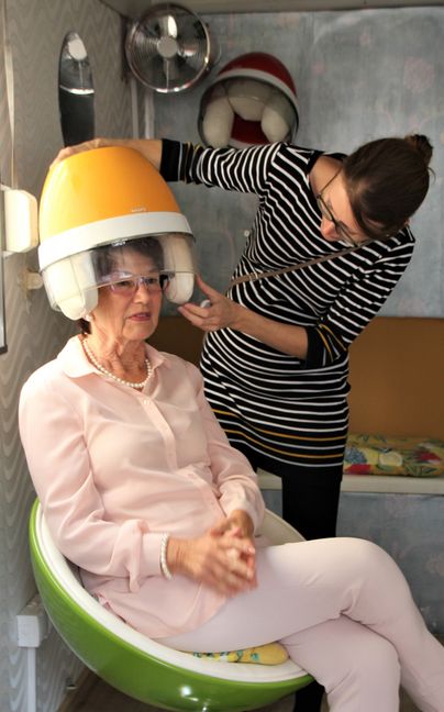 Marli Hoppe-Ritter unter der Haube im Pop-Up-Salon beim Waldenbucher Marktplatzfest. Bild: Denner