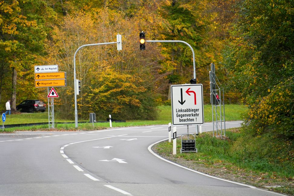 Das Hinweisschild soll die Situation an der Ampel entschärfen. Bild: Dettenmeyer