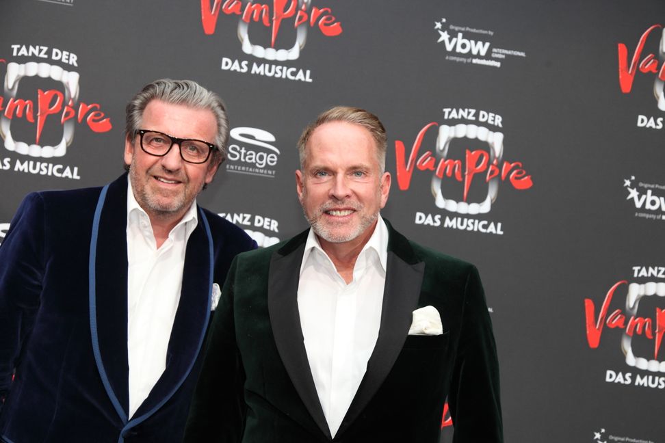 Musicalstar Kevin Tarte (rechts), der 2000 den ersten Stuttgarter Graf Krolock spielte, mit Dr. Stefan Wolf bei der Premiere. Bild: Helmut Ulrich