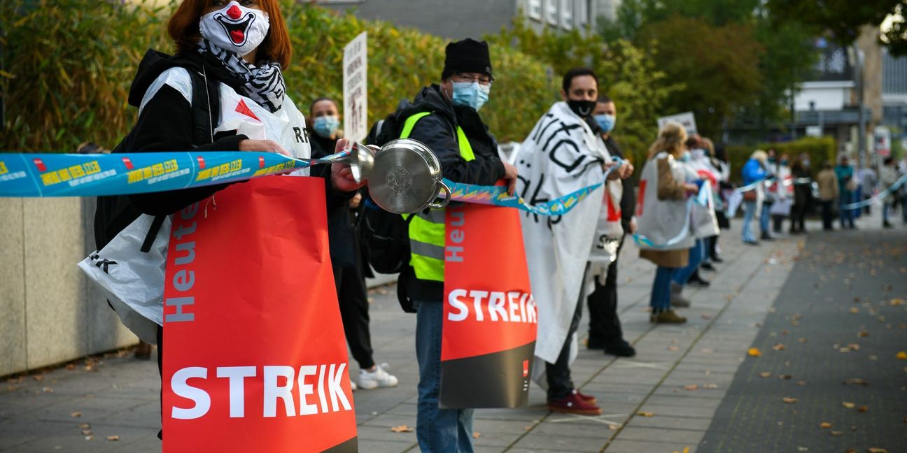 Für mehr Gehalt auf der Straße: Verdi-Warnstreik vor dem Klinikum Stuttgart.