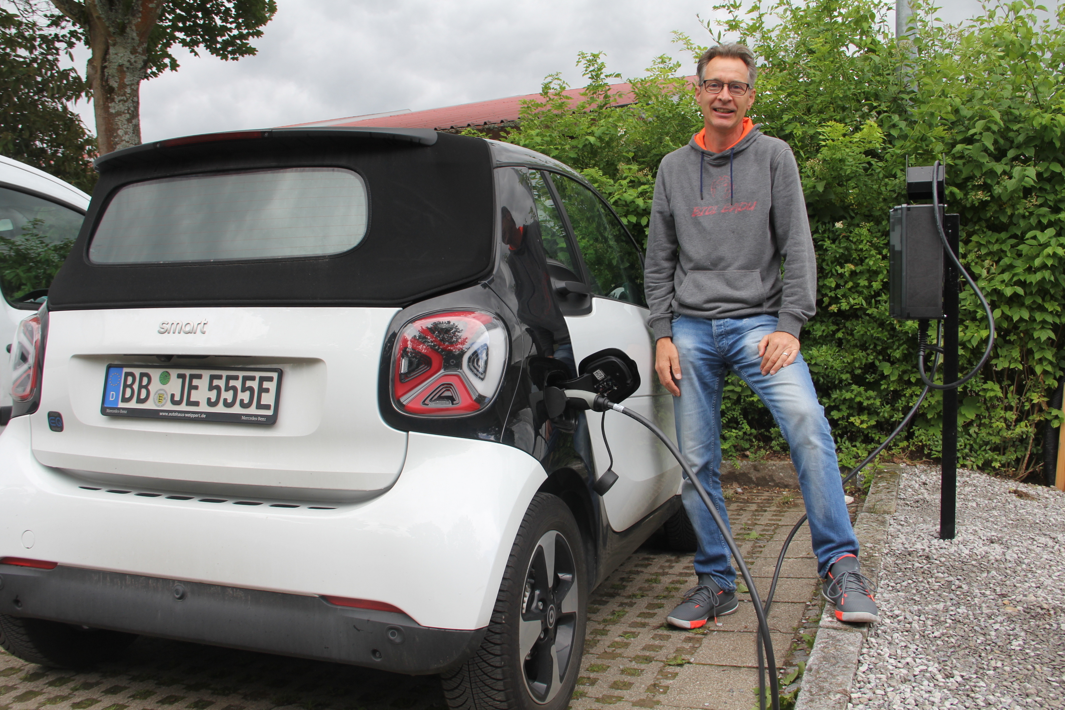 SVB-Tenmisgeschäftsführer Jan Eble bei der neuen E-Ladestation auf dem Böblinger Zimmerschlag. Bild: Oberdorfer