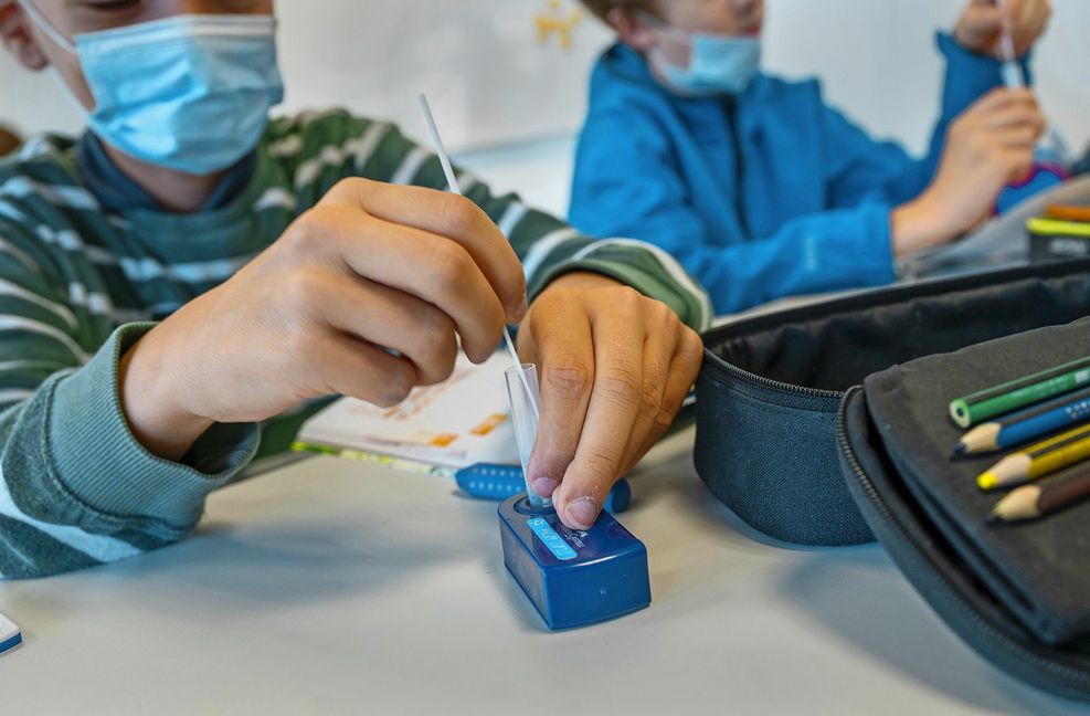 Testen und Maske tragen – für Schulkinder in der Pandemie ist das längst Alltag.