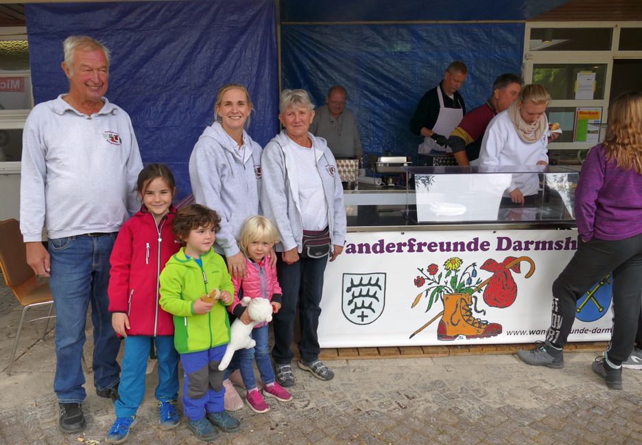 Ohne sie geht nichts beim Volkswandertag in Darmsheim: Eberhard und Gisela Huber mit ihrer Tochter Anja Madeja und Enkelchen Lea sowie deren Freunde Moritz und Amalia Ott. Bild: Lück