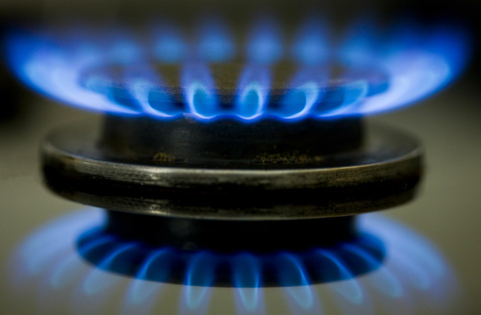Wer mit Gas heizt und kocht, wird von Januar an vielerorts stärker zur Kasse gebeten.
